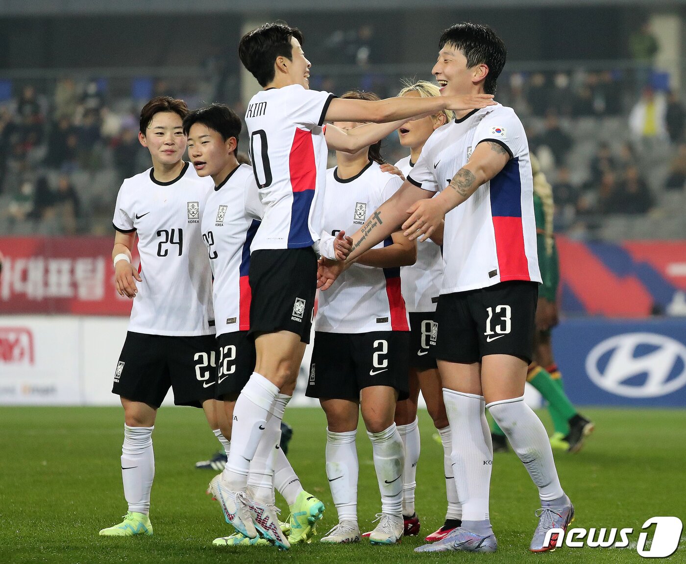 본문 이미지 - 11일 오후 경기 용인미르스타디움에서 열린 '신세계 이마트 초청 여자축구국가대표팀 친선경기' 대한민국과 잠비아 2차전 경기, 대한민국 박은선이 후반 팀의 다섯 번째 골을 성공시킨 후 캡틴 김혜리와 기쁨을 나누고 있다. 2023.4.11/뉴스1 ⓒ News1 김진환 기자