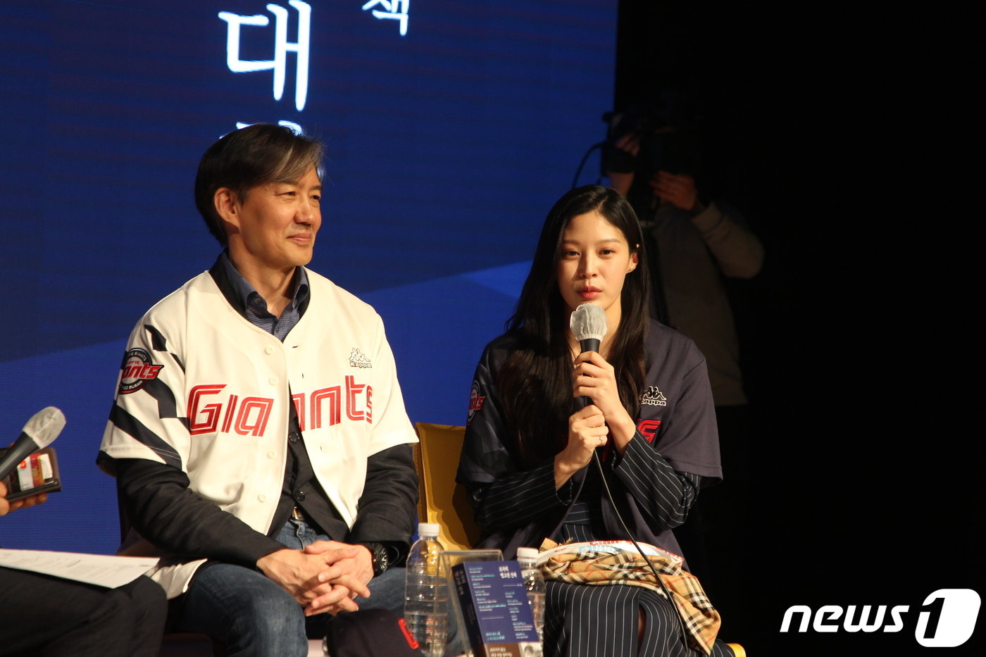 본문 이미지 - 조국 전 법무부장관의 딸 조민씨가 11일 오후 부산 해운대구에서 열린 '조국의 법고전 산책' 북콘서트에서 참석 소감을 말하고 있다.2023.4.11/뉴스1 ⓒ News1 조아서 기자