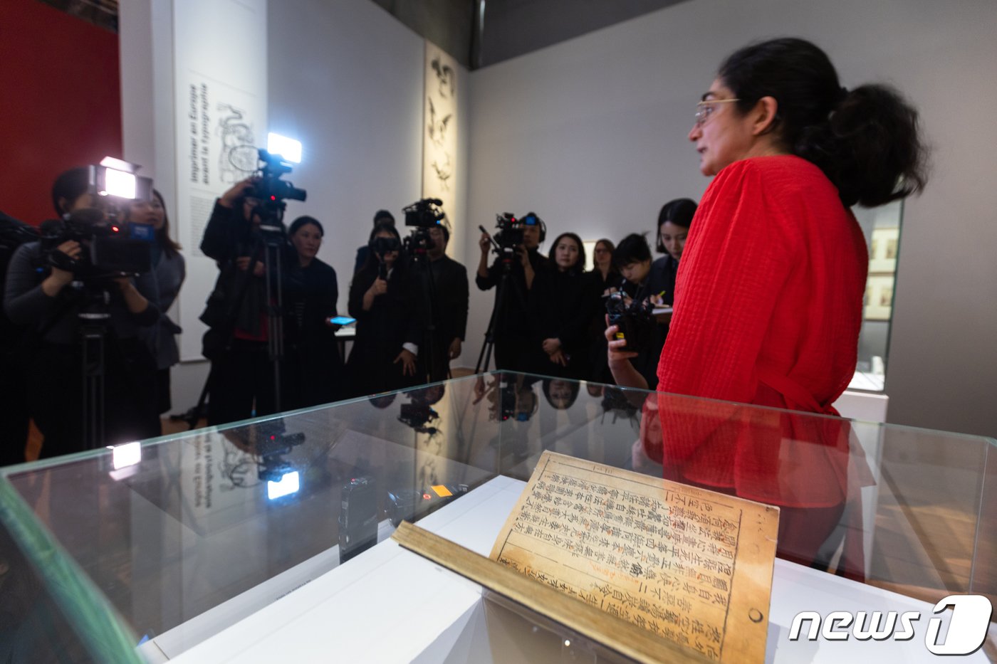 본문 이미지 - 11일(현지시간) 프랑스 파리 프랑스 국립도서관(BNF)에서 열린 ‘인쇄하다! 구텐베르크의 유럽’전시에서 세계에서 가장 오래된 금속활자 인쇄본인 ’직지심체요절'(直指心體要節·직지)이 언론에 공개되고 있다. 2023.4.12/뉴스1 ⓒ News1 이준성 기자