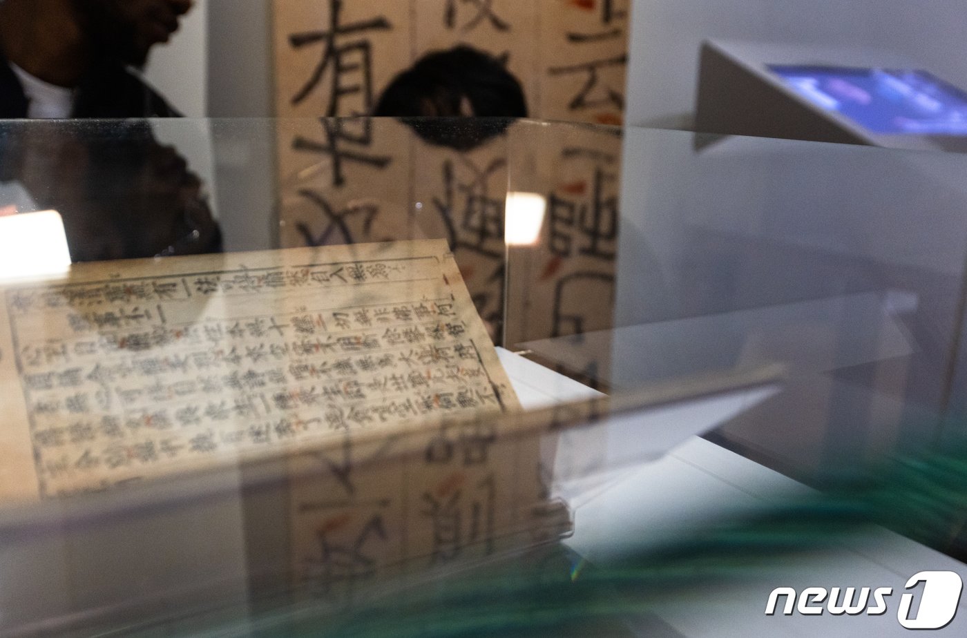 본문 이미지 - 11일(현지시간) 프랑스 파리 프랑스 국립도서관(BNF)에서 열린 ‘인쇄하다! 구텐베르크의 유럽’전시에서 세계에서 가장 오래된 금속활자 인쇄본인 ’직지심체요절'(直指心體要節·직지)이 언론에 공개되고 있다. .2023.4.12/뉴스1 ⓒ News1 이준성 기자