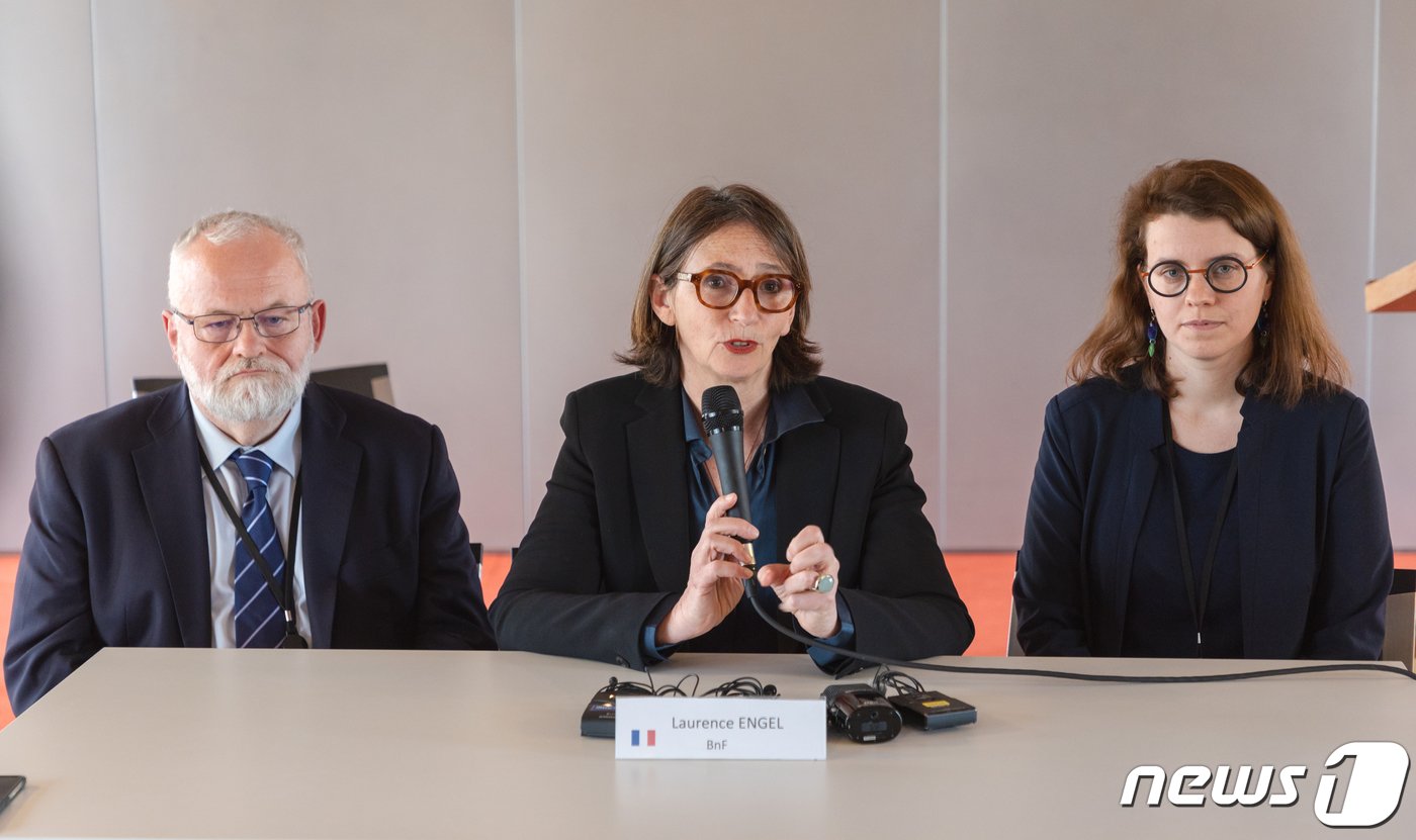 본문 이미지 - 11일(현지시간) 프랑스 파리 프랑스 국립도서관(이하 BNF)에서 열린 ‘인쇄하다! 구텐베르크의 유럽’ 언론 사전 공개 행사에서 로랑스 앙젤 BNF관장(가운데)이 ’직지심체요절'(直指心體要節)에 관한 한국 언론들의 질문에 대답하고 있다. 2023.4.12/뉴스1 ⓒ News1 이준성 기자