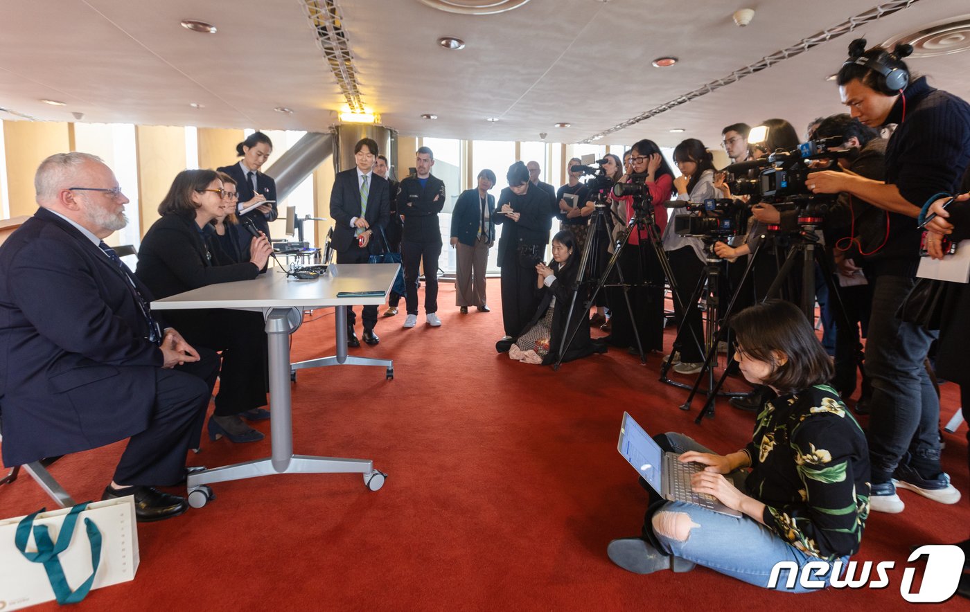 본문 이미지 - 11일(현지시간) 프랑스 파리 프랑스 국립도서관(이하 BNF)에서 열린 ‘인쇄하다! 구텐베르크의 유럽’ 언론 사전 공개 행사에서 로랑스 앙젤 BNF관장이 ’직지심체요절'(直指心體要節)에 관한 한국 언론들의 질문에 대답하고 있다.  2023.4.12/뉴스1 ⓒ News1 이준성 기자