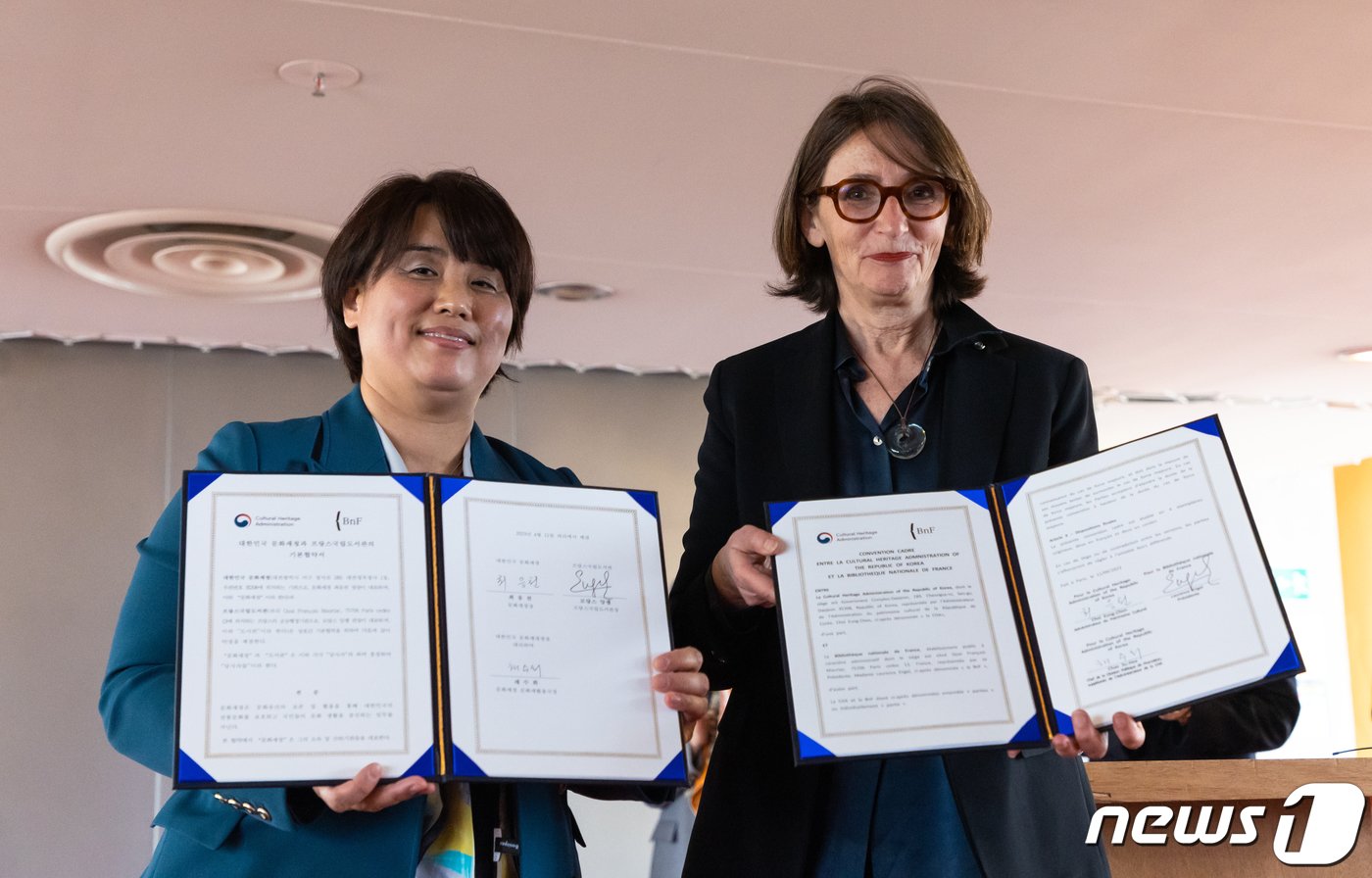 본문 이미지 - 11일(현지시간) 프랑스 파리 프랑스 국립도서관(이하 BNF)에서 열린 ‘인쇄하다! 구텐베르크의 유럽’전시 언론 사전 공개 행사에서 채수희 문화재청 문화재활용 국장과 로랑스 앙젤 BNF관장이 상호 협력을 위한 양해각서(MOU)를 체결한 뒤 기념 촬영을 하고 있다. 2023.4.12/뉴스1 ⓒ News1 이준성 기자