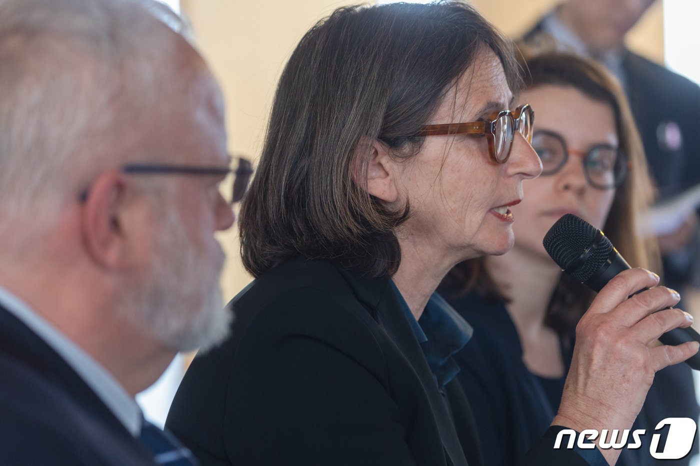 본문 이미지 - 11일(현지시간) 프랑스 파리 프랑스 국립도서관(이하 BNF)에서 열린 ‘인쇄하다! 구텐베르크의 유럽’ 언론 사전 공개 행사에서 로랑스 앙젤 BNF관장이 ’직지심체요절'(直指心體要節)에 관한 한국 언론들의 질문에 대답하고 있다. 2023.4.12/뉴스1 ⓒ News1 이준성 기자