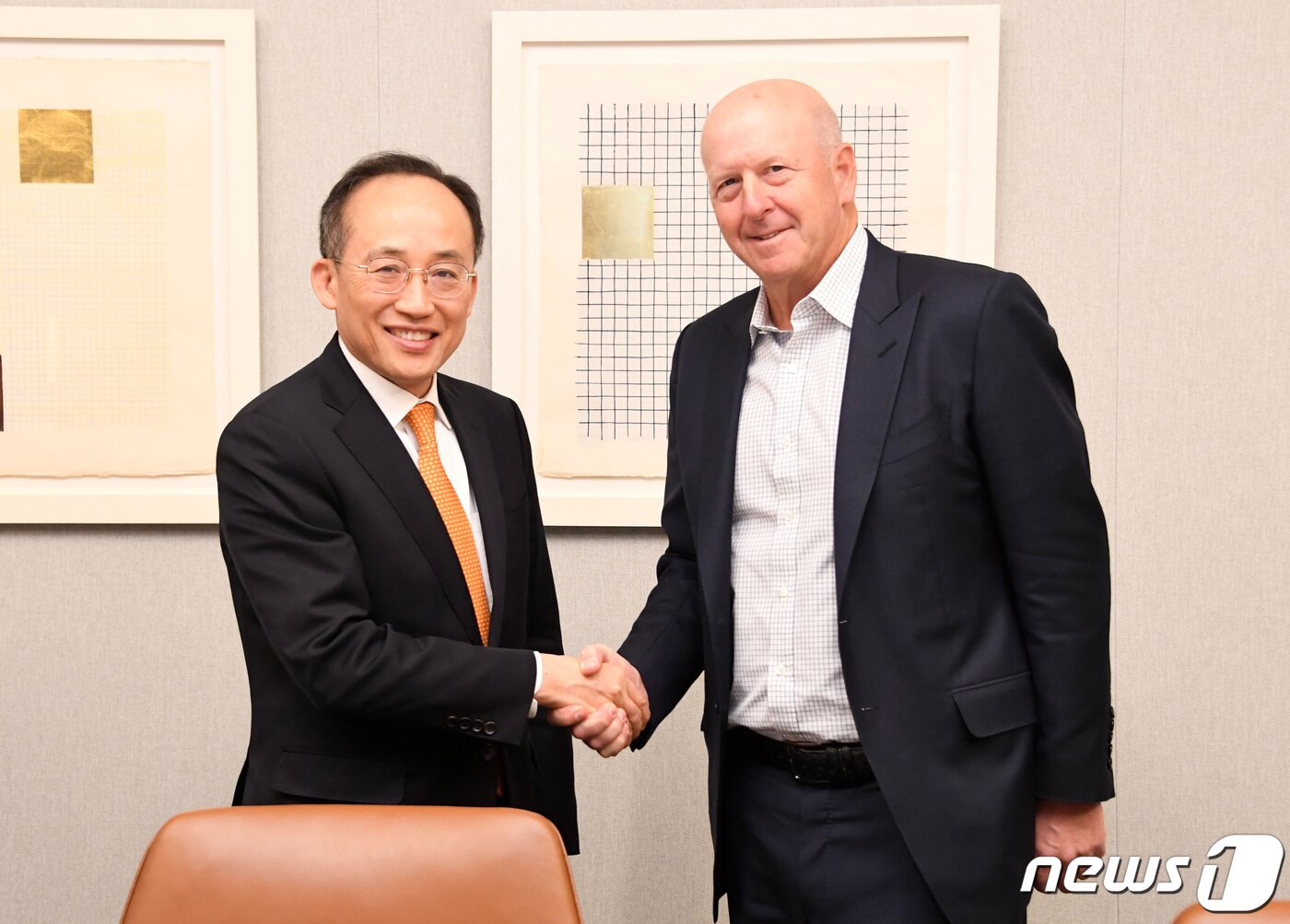 본문 이미지 - G20 재무장관회의 및 IMF/WB 춘계회의 참석차 미국을 방문중인 추경호 부총리 겸 기획재정부장관이 11일(현지시간) 골드만삭스 뉴욕 본사를 방문해 데이비드 솔로몬 골드만삭스 CEO(최고경영자)와 기념촬영을 있다. (기획재정부 제공) 2023.4.12/뉴스1