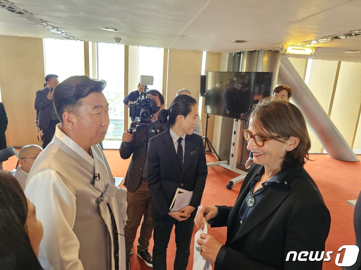 본문 이미지 - 이범석 충북 청주시장(왼쪽)이 11일(현지시각) 프랑스국립도서관에서 로랑스 앙젤 프랑스국립도서관장과 대화를 나누고 있다.(청주시 제공).2023.4.12/뉴스1