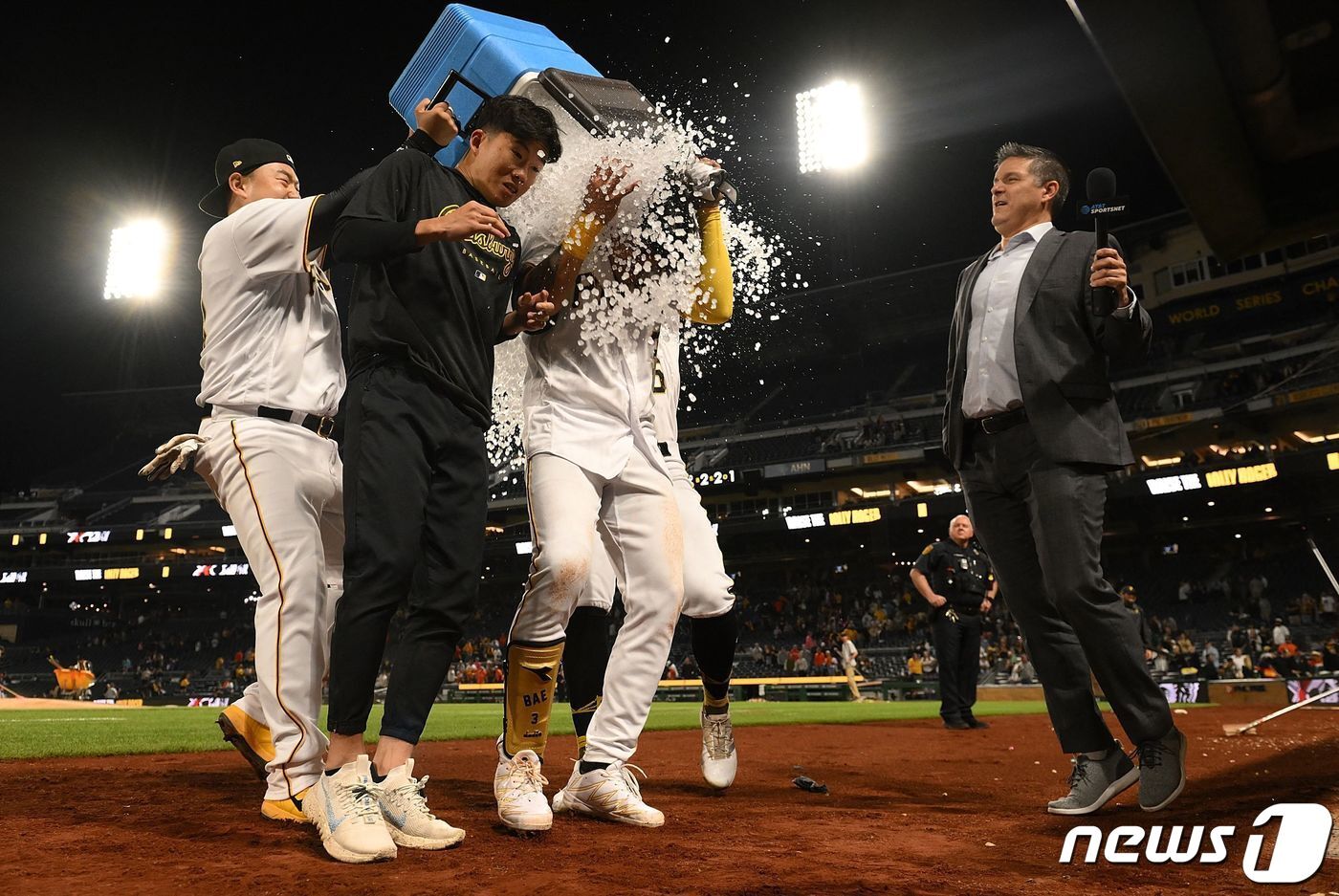 본문 이미지 - 최지만(왼쪽)이 12일(한국시간) 메이저리그 휴스턴 애스트로스전을 마친 뒤 끝내기 홈런을 친 배지환에게 얼음물 세리머니를 펼치고 있다. ⓒ AFP=뉴스1