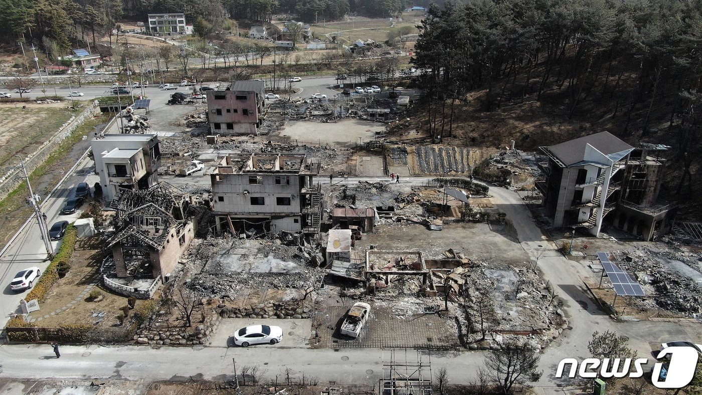 12일 오전 강원도 강릉시 저동골길 펜션단지가 전날 발생한 강릉 산불 화재로 전소돼 있다. 지난 11일 오전 8시22분쯤 강릉 난곡동 일원에서 산불이 발생했다. 강풍에 산불이 번지자 소방당국은 소방대응 3단계를 발령하고 최고 수위 대응에 나서 8시간만에 진화했다. 이번 산불로 &#39;축구장 530개 면적&#39; 산림을 태우고 주택, 펜션 등 총 100곳이 넘는 시설물이 소실되거나 부분 소실됐으며 1명이 사망했다. 2023.4.12/뉴스1 ⓒ News1 박세연 기자