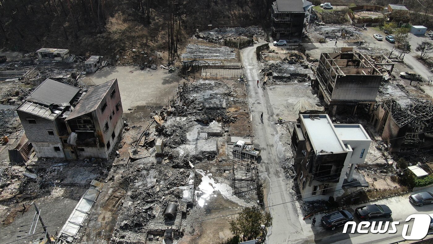 본문 이미지 - 12일 오전 강원도 강릉시 저동골길 펜션단지가 전날 발생한 강릉 산불 화재로 전소돼 있다. 지난 11일 오전 8시22분쯤 강릉 난곡동 일원에서 산불이 발생했다. 강풍에 산불이 번지자 소방당국은 소방대응 3단계를 발령하고 최고 수위 대응에 나서 8시간만에 진화했다. 이번 산불로 &#39;축구장 530개 면적&#39; 산림을 태우고 주택, 펜션 등 총 100곳이 넘는 시설물이 소실되거나 부분 소실됐으며 1명이 사망했다. 2023.4.12/뉴스1 ⓒ News1 박세연 기자