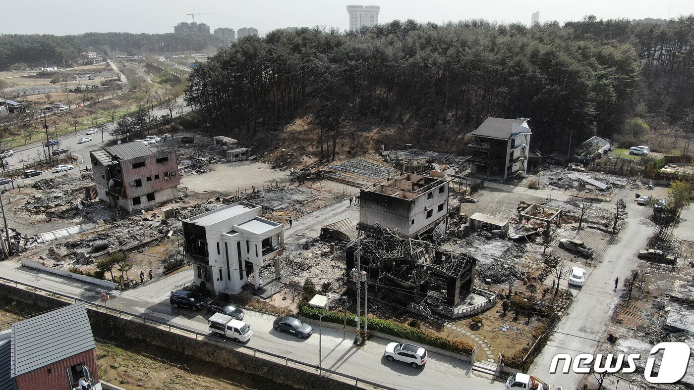 본문 이미지 - 12일 오전 강원도 강릉시 저동골길 펜션단지가 전날 발생한 강릉 산불 화재로 전소돼있다. 지난 11일 오전 8시22분쯤 강릉 난곡동 일원에서 산불이 발생했다. 강풍에 산불이 번지자 소방당국은 소방대응 3단계를 발령하고 최고 수위 대응에 나서 8시간만에 진화했다. 이번 산불로 '축구장 530개 면적' 산림을 태우고 주택, 펜션 등 총 100곳이 넘는 시설물이 소실되거나 부분 소실됐으며 1명이 사망했다. 2023.4.12/뉴스1 ⓒ News1 박세연 기자