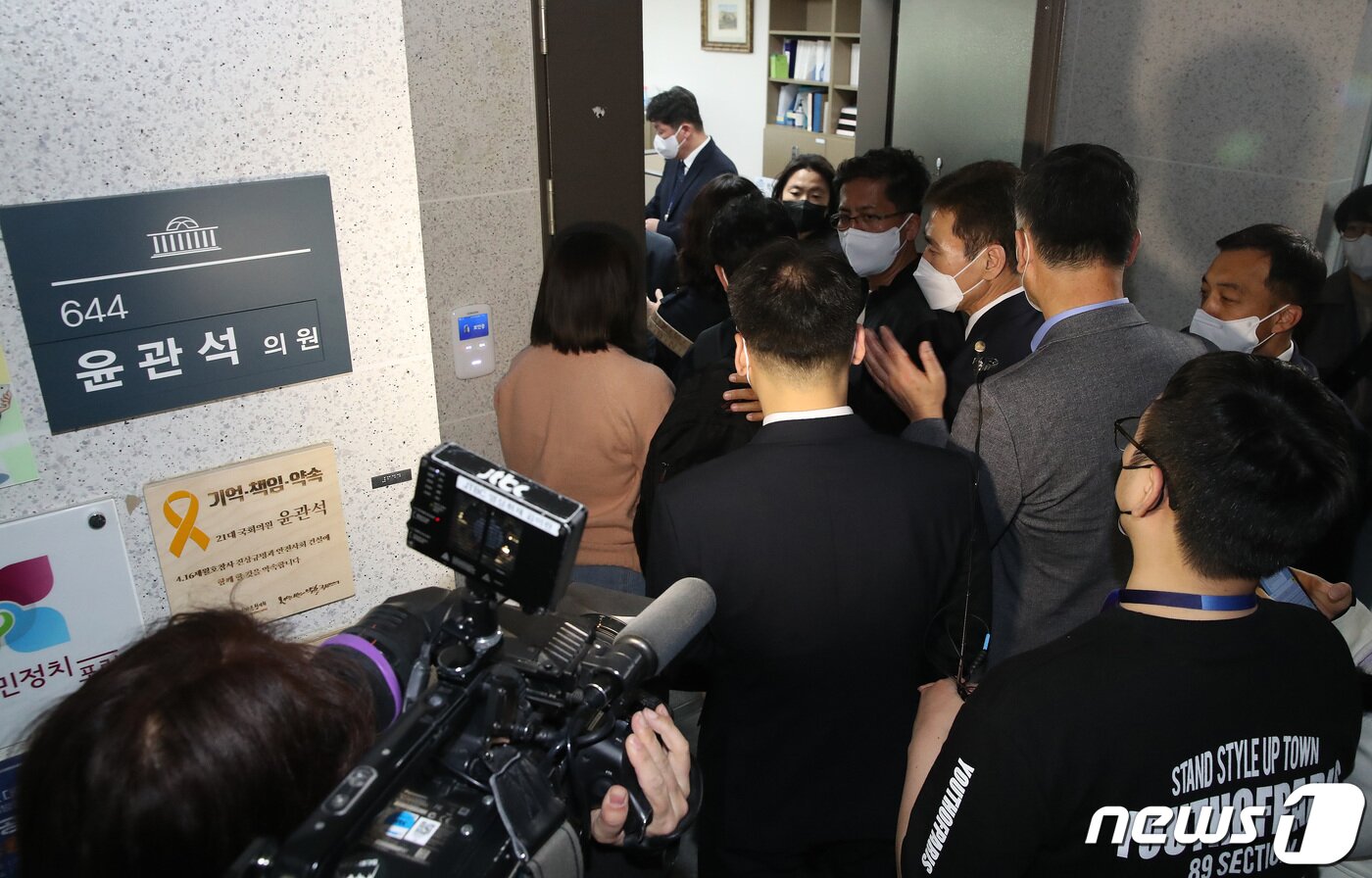 본문 이미지 - 검찰이 민주당 전당대회 불법 정치자금 수수 의혹과 관련해 윤관석 더불어민주당 의원 등에 대한 압수수색을 실시한 12일 서울 여의도 국회의원회관 윤 의원 사무실로 검찰 수사관들이 들어서고 있다. 서울중앙지검 반부패수사2부(부장검사 김영철)는 이날 오전 정당법 및 정치자금법 위반 혐의로 윤 의원과 관련자들의 주거지와 사무실 등 20여 곳에 검사와 수사관을 보내 압수수색을 진행하고 있다. 윤 의원은 2021년 5월 열린 민주당 전당대회에서 이정근 전 민주당 사무부총장을 통해 불법 정치자금을 수수한 혐의를 받고 있다. 2023.4.12/뉴스1 ⓒ News1 임세영 기자