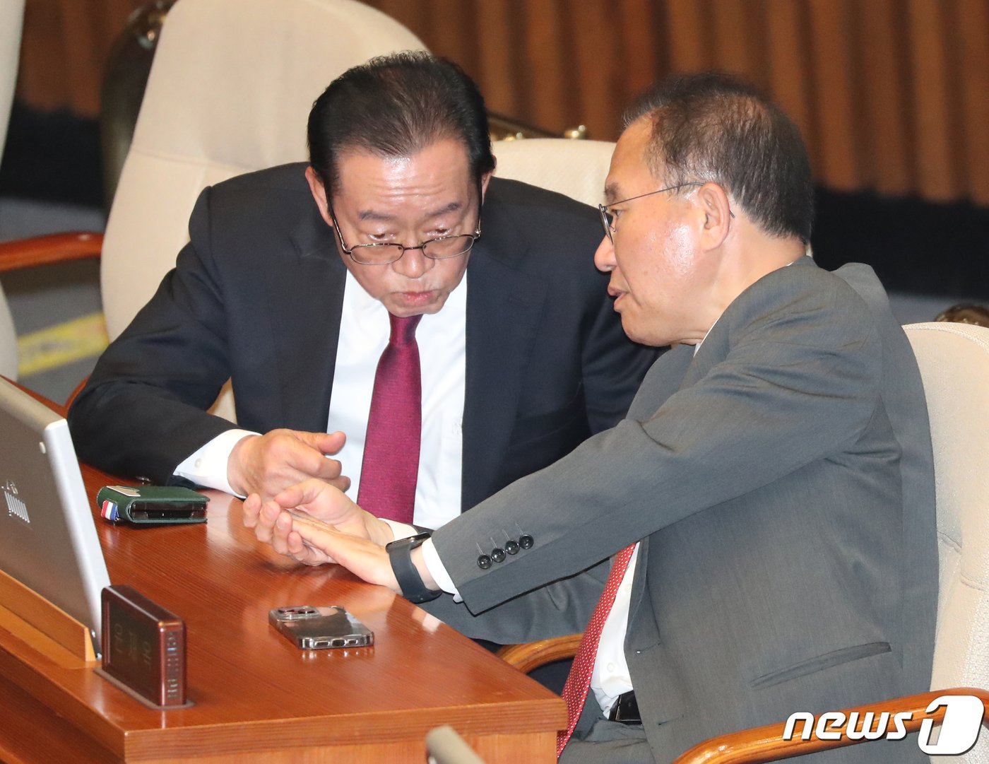본문 이미지 - 윤재옥 국민의힘 원내대표가 12일 오후 서울 여의도 국회에서 열린 제405회국회(임시회) 제3차 국회의원 선거제도 개선에 관한 결의안 심사를 위한 전원위원회에서 이종배 의원과 대화를 하고 있다. 2023.4.12/뉴스1 ⓒ News1 송원영 기자