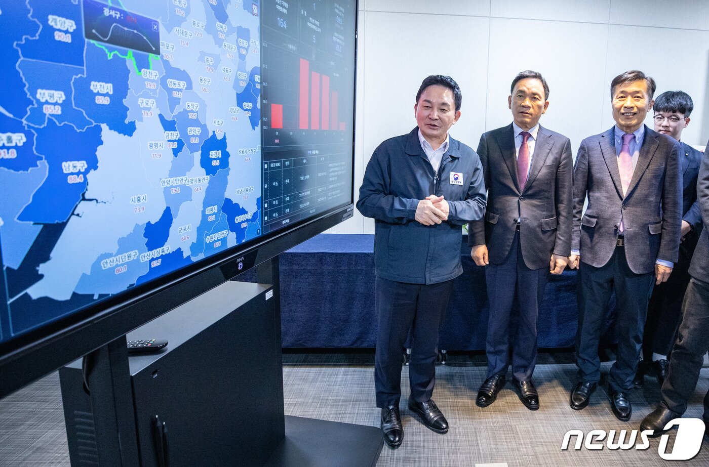 본문 이미지 - 원희룡 국토부 장관이 12일 오후 서울 서초구 한국부동산원 강남지사에서 부동산 시장 현황판에 대한 설명을 들은 후 발언하고 있다. 2023.4.12/뉴스1 ⓒ News1 이재명 기자