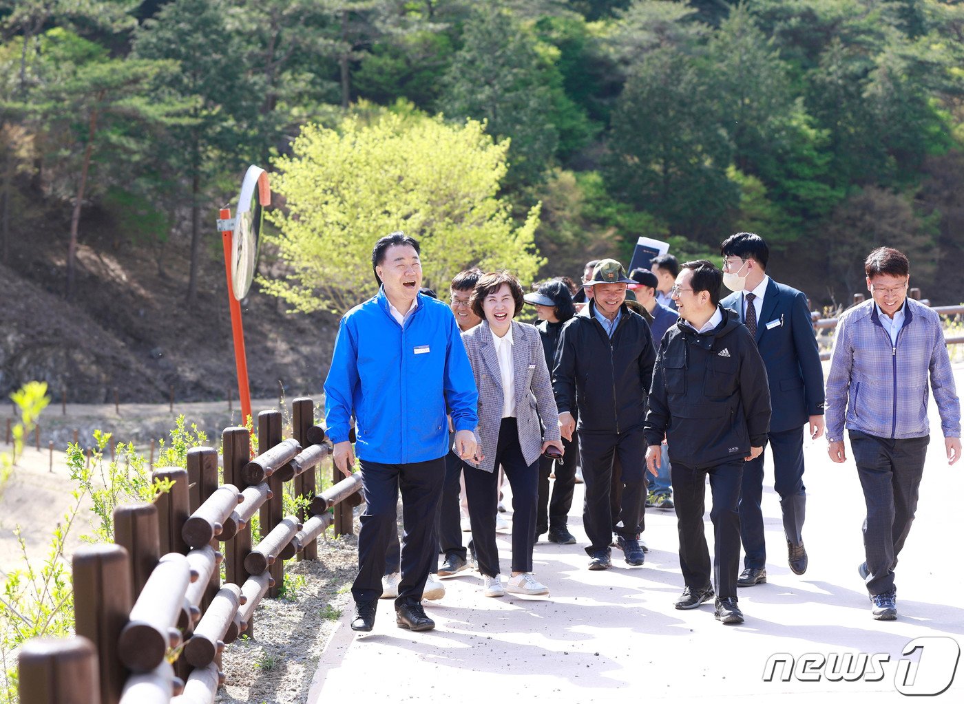 본문 이미지 - 구복규 화순군수(왼쪽 첫번째)가 화순고인돌축제 현장을 살펴보고 있다. ⓒ News1