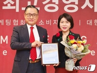 본문 이미지 - 배수정 한국암웨이 대표이사&#40;오른쪽&#41;가 제5회 국가경쟁력 대상 시상식서 기념사진을 찍고 있다.&#40;한국암웨이 제공&#41; 