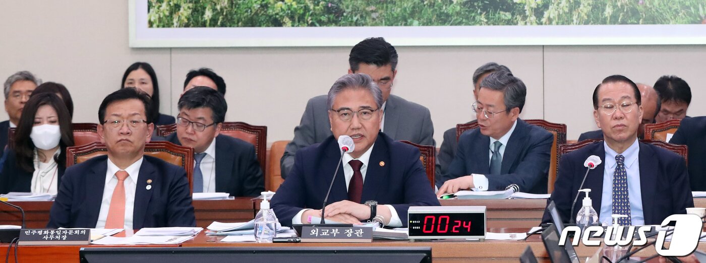 본문 이미지 - 박진 외교부 장관(가운데)이 12일 오후 서울 여의도 국회 외교통일위원회 전체회의에서 발언하고 있다. 2023.4.12/뉴스1 ⓒ News1 황기선 기자