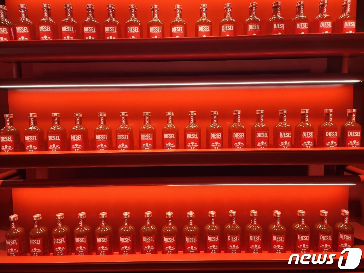 본문 이미지 - 이번 팝업에서 1만병 한정 판매될 예정인 '원소주 X 디젤 스피릿 에디션'. 2023.04.12/뉴스1 ⓒ News1 이상학기자