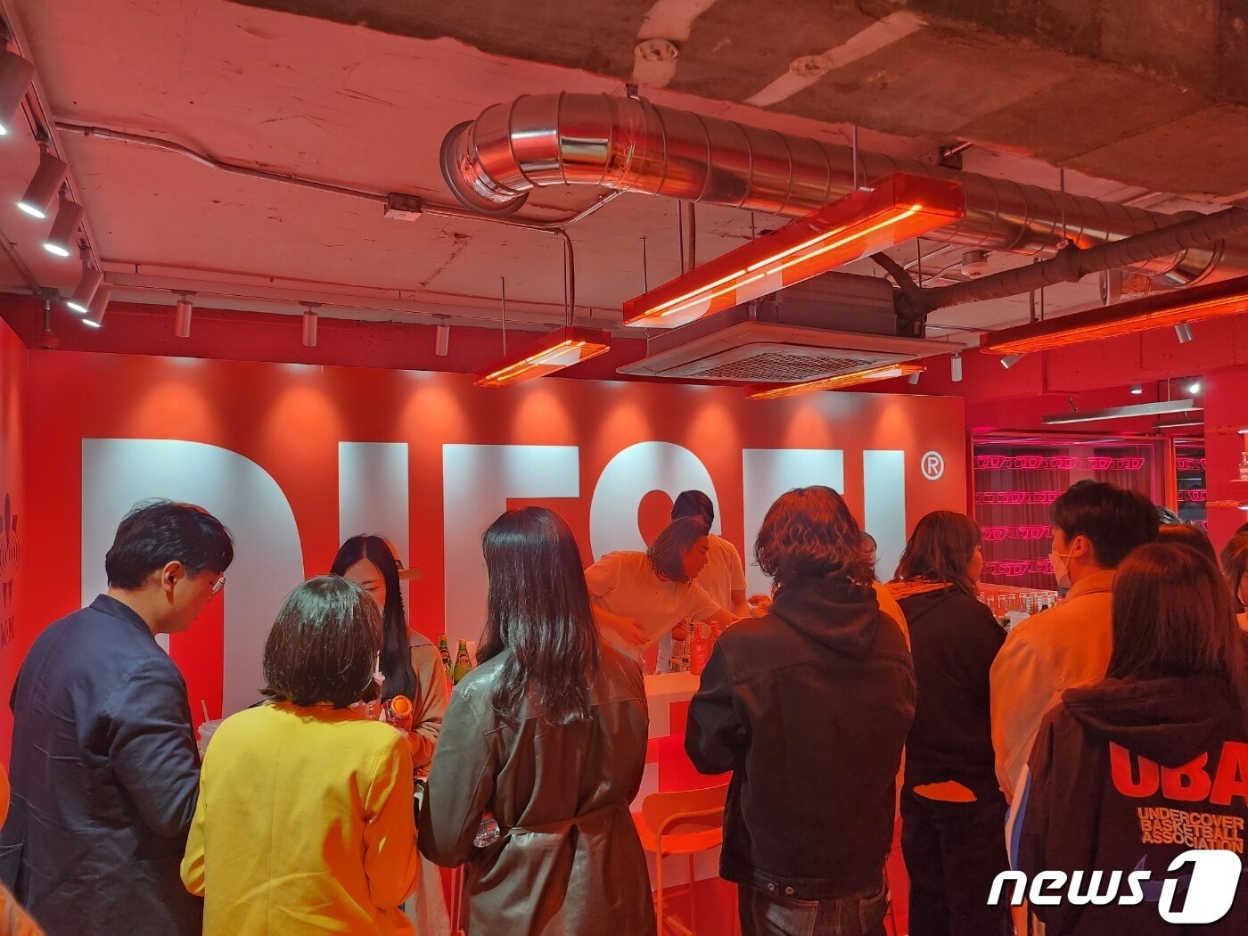 본문 이미지 - 서울 용산구 한남동에 위치한 '원소주 X 디젤 팝업스토어' 내부. 2023.04.12/뉴스1 ⓒ News1 이상학기자