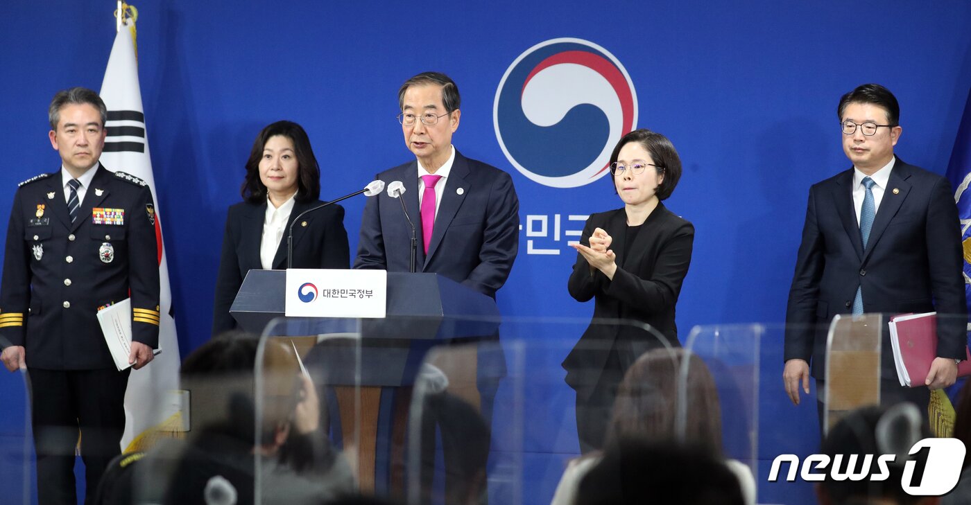 본문 이미지 - 한덕수 국무총리가 12일 오후 서울 종로구 세종대로 정부서울청사에서 학교폭력 근절 종합대책 발표를 하고 있다. 2023.4.12/뉴스1 ⓒ News1 김명섭 기자