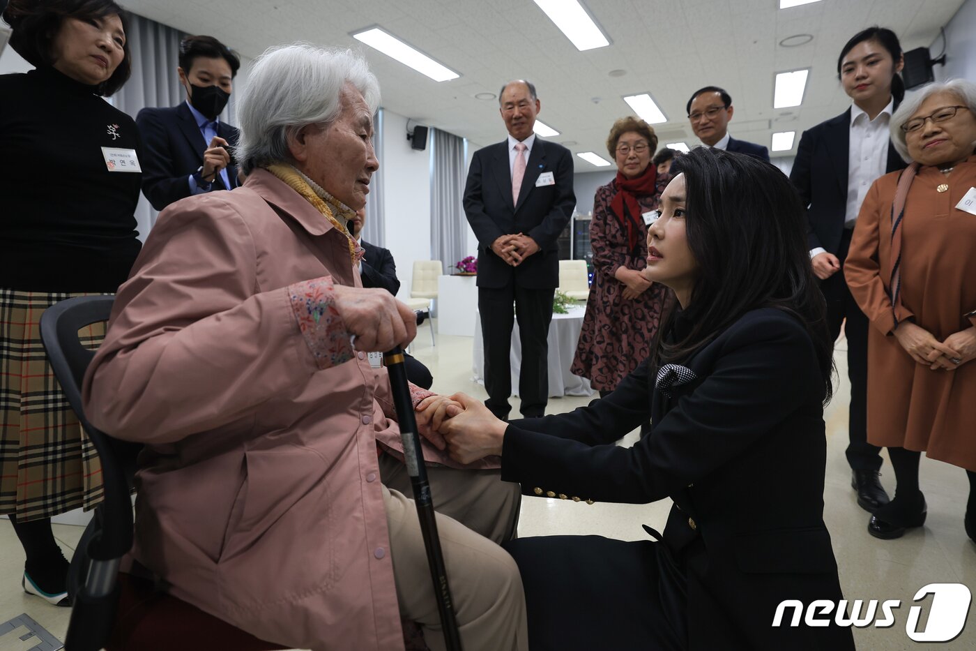 본문 이미지 - 김건희 여사가 12일 경기 파주시 국립6·25전쟁납북자기념관에서 납북자·억류자 가족 10명을 만나 1977년 납북된 이민교 씨의 어머니 김태옥 씨의 손을 잡으며 위로하고 있다. (대통령실 제공) 2023.4.12/뉴스1 ⓒ News1 안은나 기자