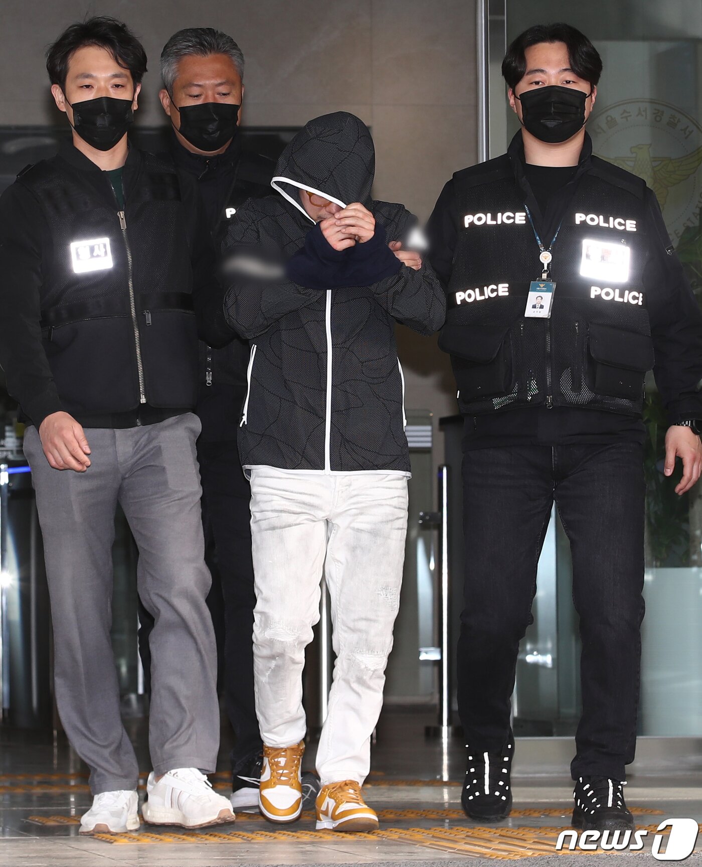 본문 이미지 - '강남 40대 여성 납치·살해 사건'의 배후로 지목된 재력가 부부 중 남편 유상원(50)이 13일 오전 서울 강남구 수서경찰서에서 검찰로 송치되고 있다. 2023.4.13/뉴스1 ⓒ News1 김민지 기자