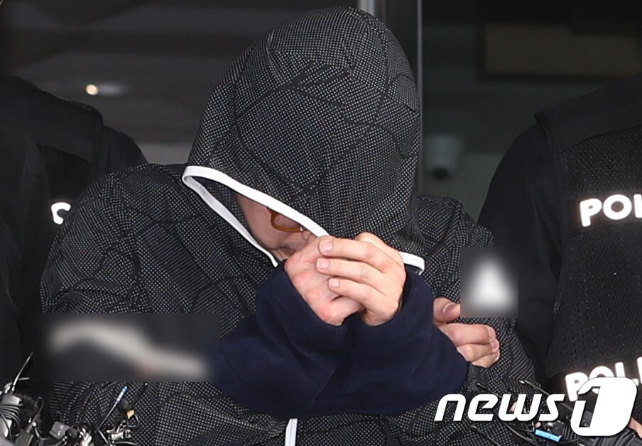 본문 이미지 - '강남 40대 여성 납치·살해 사건'의 배후로 지목된 재력가 부부 중 남편 유상원(50)이 13일 서울 강남구 수서경찰서에서 검찰로 송치되고 있다. 2023.4.13/뉴스1 ⓒ News1 김민지 기자