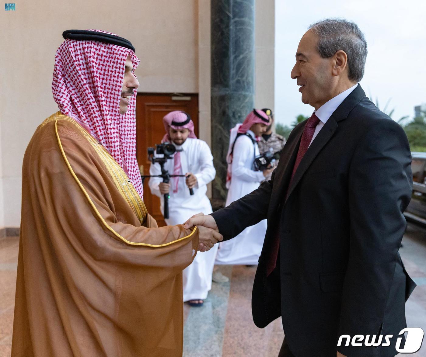 본문 이미지 - 파이살 빈 파르한 알사우드 사우디아라비아 외교장관이 12일 (현지시간) 제다를 방문한 파이잘 메크다드 시리아 외무장관과 만나 악수를 하고 있다. ⓒ AFP=뉴스1 ⓒ News1 우동명 기자