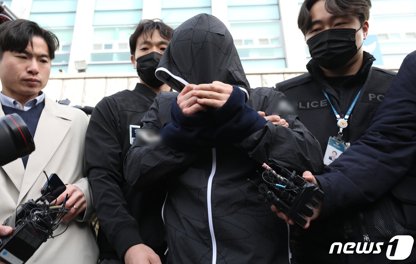 본문 이미지 - '강남 40대 여성 납치·살해 사건'의 배후로 지목된 재력가 부부 중 남편 유상원(50)이 13일 서울 강남구 수서경찰서에서 검찰로 송치되고 있다. 2023.4.13/뉴스1 ⓒ News1 김민지 기자