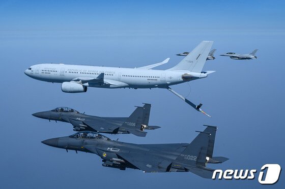 본문 이미지 - 공군 다목적 공중급유수송기 KC-330 '시그너스'가 12일 서해 상공에서 공중급유 훈련을 위해 피급유기인 F-15K·KF-16 전투기 편대와 함께 대형을 유지하며 비행하고 있다. (공군 제공) 2023.4.13/뉴스1