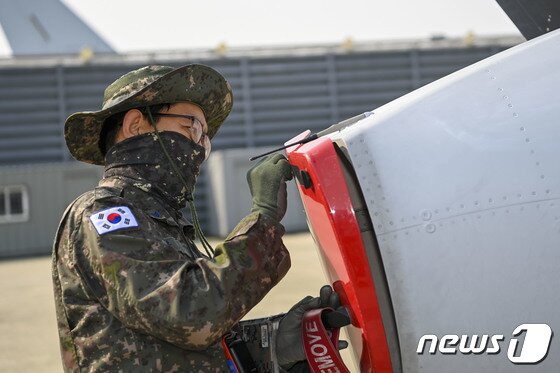 본문 이미지 - 공군 제5공중기동비행단 정비사가 KC-330 '시그너스;' 공중급유수송기 이륙 전 항공기 후미에 설치된 공중급유장치 붐을 점검하고 있다.(공군 제공) 2023.4.13/뉴스1