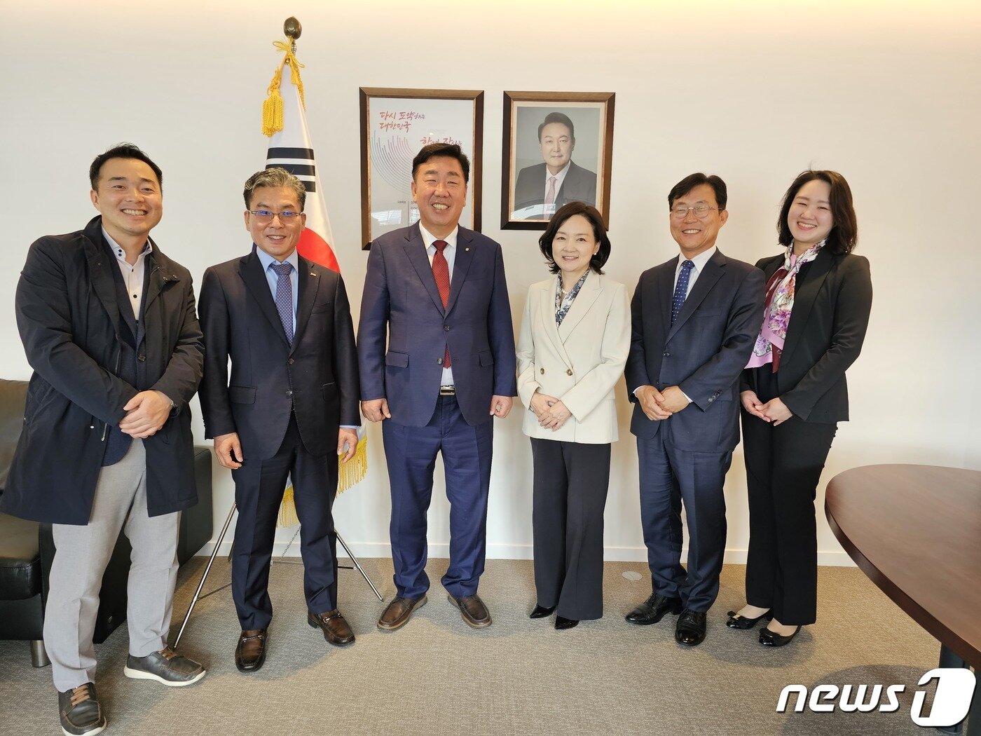 본문 이미지 - 이범석 충북 청주시장(왼쪽 세 번째)과 박상미 주 유네스코 대한민국 대표부 대사(오른쪽 세 번째) 등 관계자들이 12일(현지시각) 기념촬영을 하고 있다.(청주시 제공).2023.4.13/뉴스1