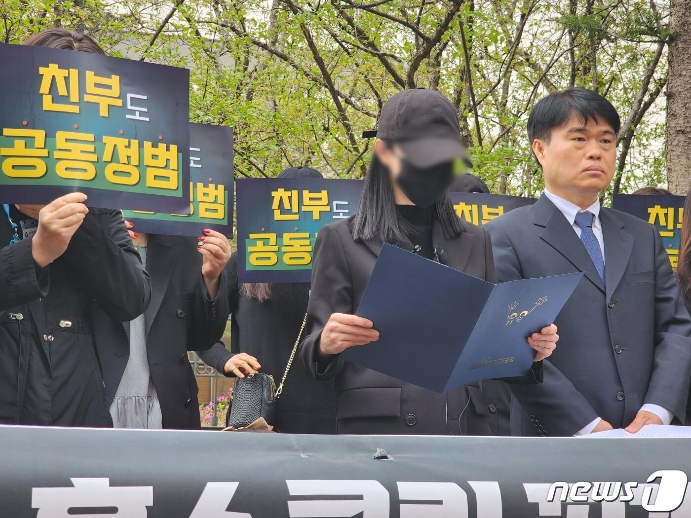 본문 이미지 - 13일 오전 10시 인천지법 앞에서 인천 초등생 사건의 친모가 (사)대한아동학대방지협회 주최로 열린 기자회견에 나서 친부와 계모의 강력한 처벌을 호소하며 눈물을 흘리고 있다. 그는 "면접교섭권만 잘 이뤄졌다면 이런 비극은 막을 수 있었을 것＂이라고 안타까움을 전하며 계모와 친부에 대한 엄벌을 호소했다.2023.4.13/뉴스1 ⓒ News1 박아론 기자