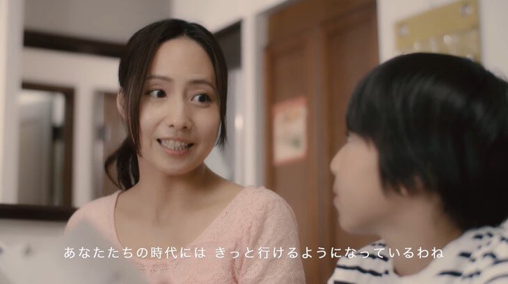 본문 이미지 - 아들에게 "너희 때는 분명 (독도에) 갈 수 있게 될 거야"라고 말하는 엄마. (일본 영토·주권 전시관 홍보 영상)