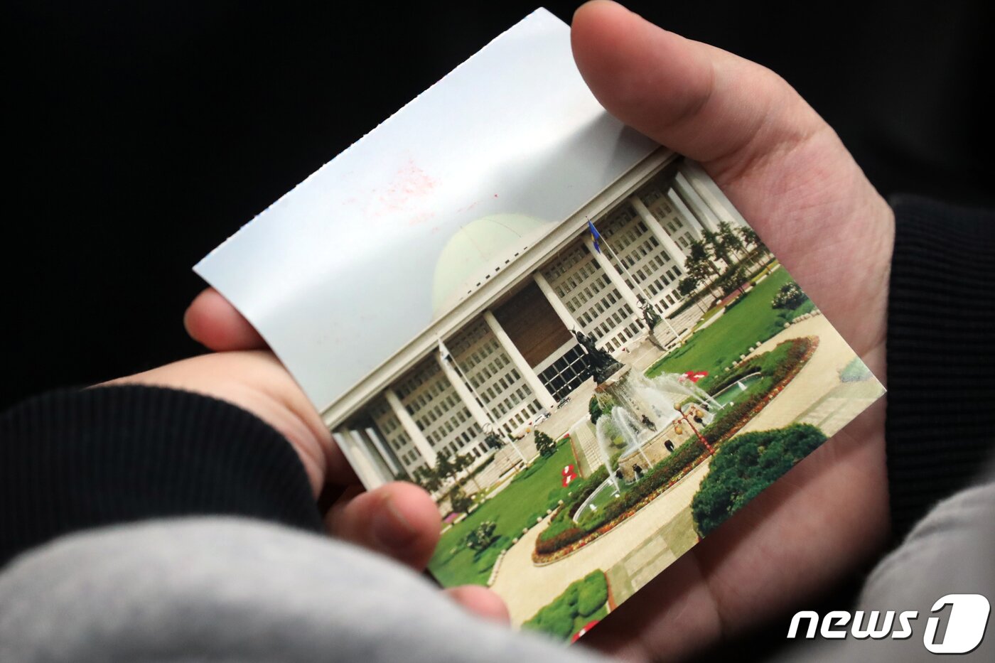 본문 이미지 - 13일 오전 서울 여의도 국회에서 열린 제405회국회(임시회) 제4차 국회의원 선거제도 개선에 관한 결의안 심사를 위한 전원위원회에서 한 어린이가 방청권을 들고 회의모습을 지켜보고 있다. 2023.4.13/뉴스1 ⓒ News1 황기선 기자