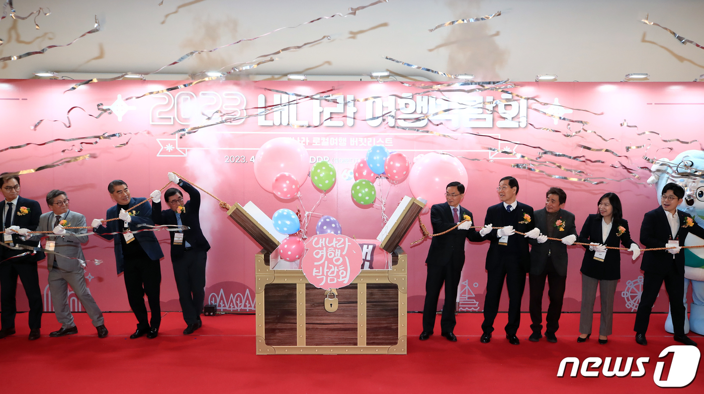 (서울=뉴스1) 박정호 기자 = 조용만 문화체육관광부 2차관과 김장실 한국관광공사 사장 등이 13일 오전 서울 동대문디자인플라자(DDP)에서 ‘내 나라 로컬여행 버킷리스트’를 주제 …