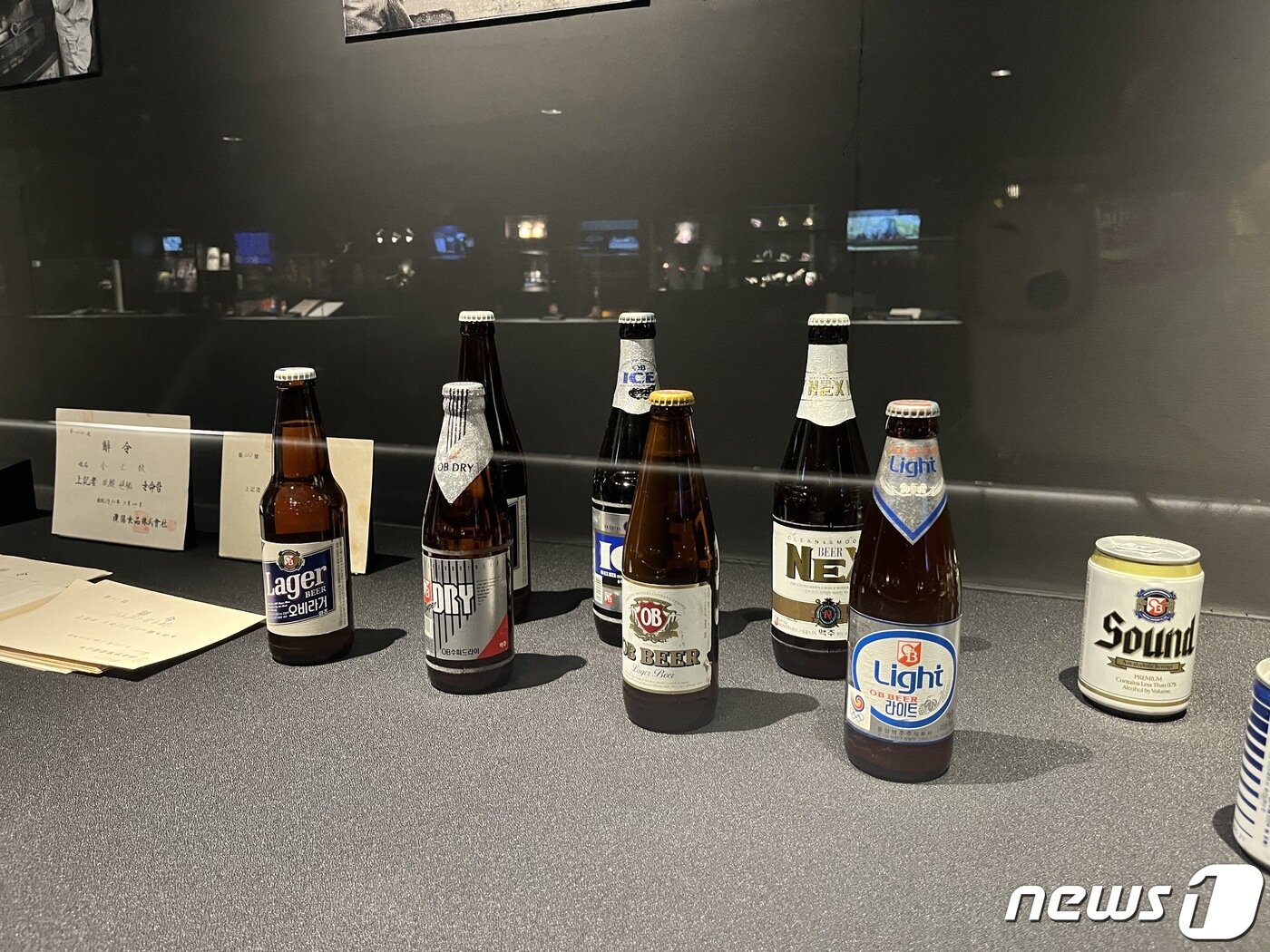 본문 이미지 -  과거 동양맥주·OB맥주에서 판매하던 맥주가 두산 헤리티지 1896에 전시돼 있는 모습.