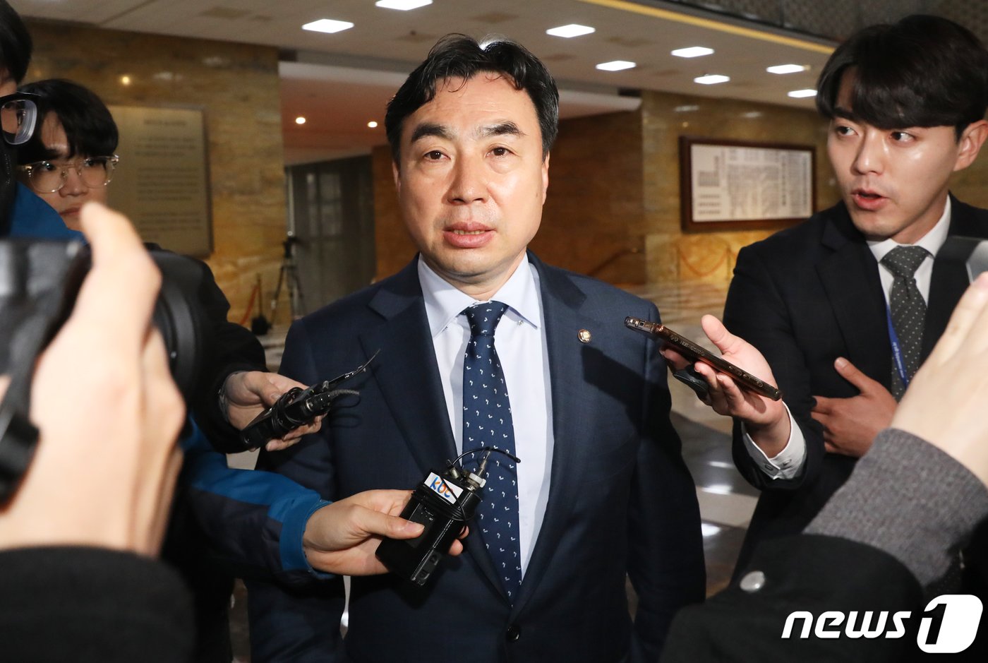 본문 이미지 - 윤관석 더불어민주당 의원이 13일 오후 서울 여의도 국회 예결위회의장에서 열린 의원 총회에 참석하고 있다. 2023.4.13/뉴스1 ⓒ News1 송원영 기자