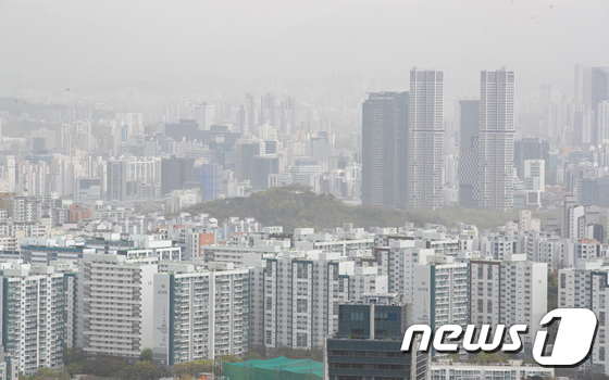  서울 용산구 남산에서 바라본 아파트 단지의 모습. 2023.4.13/뉴스1 © News1 이재명 기자