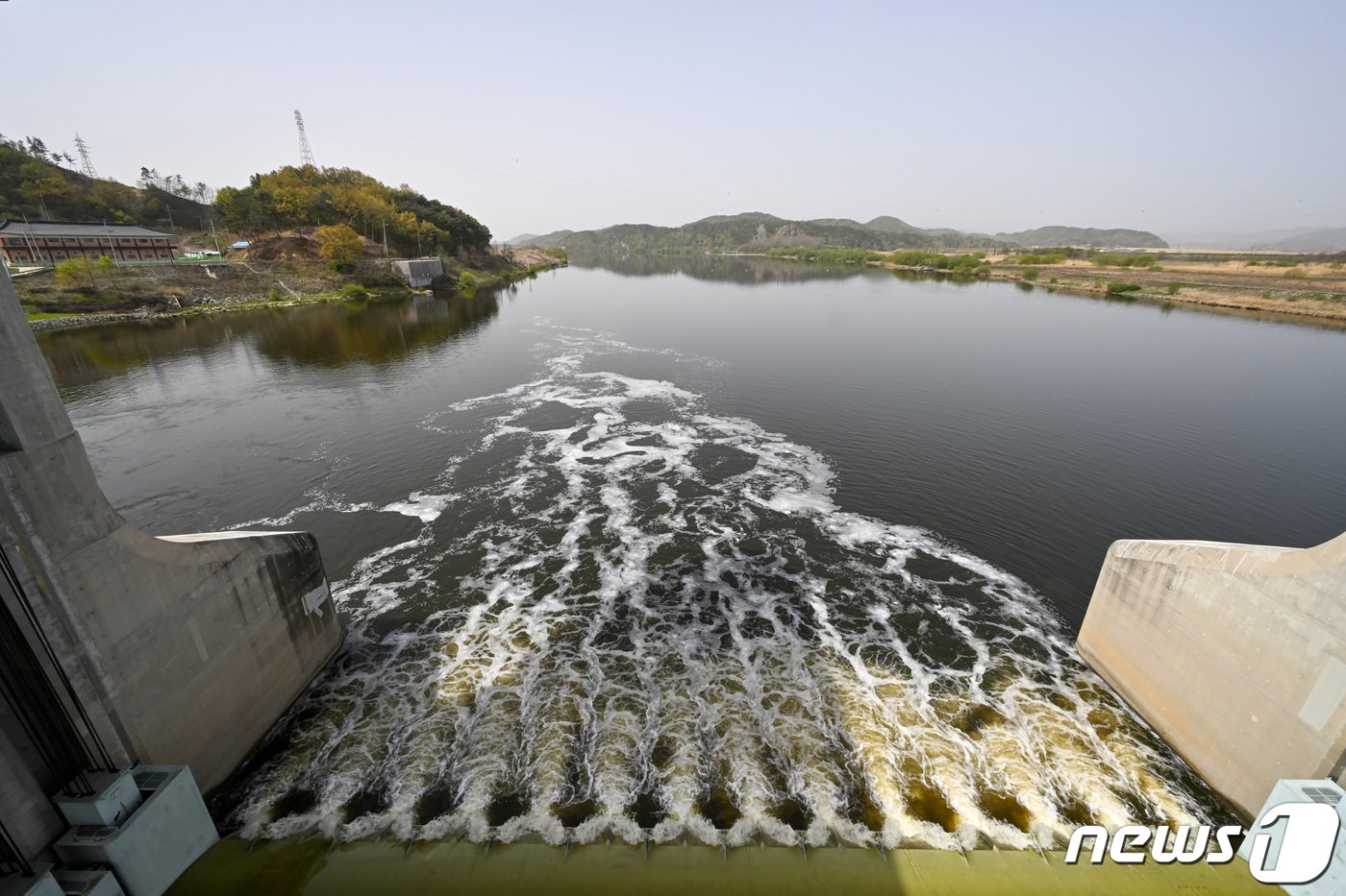 본문 이미지 - 금강 백제보 보 개방 방류 모습(환경부 공동취재단 제공) ⓒ 뉴스1