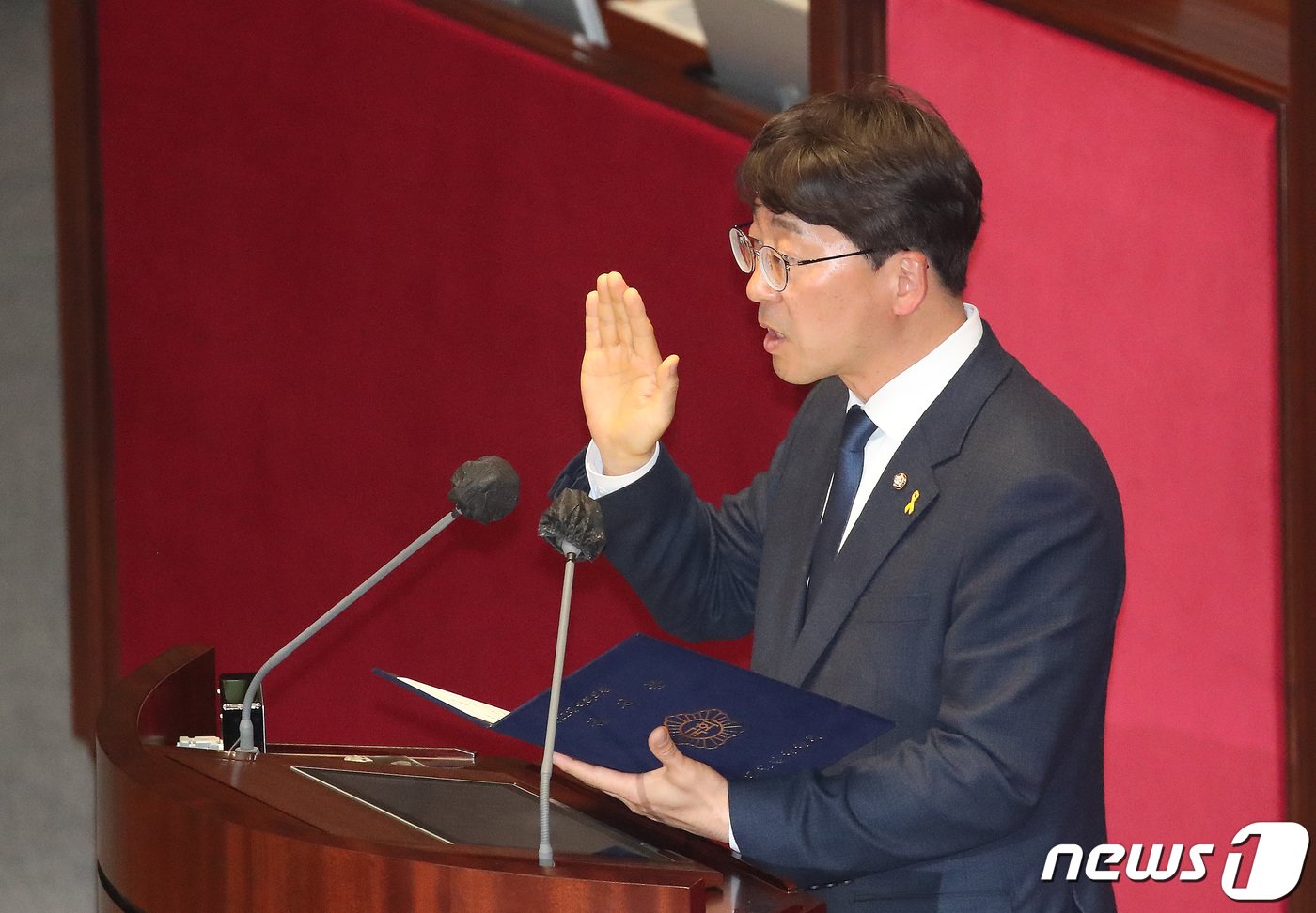 본문 이미지 - 강성희 진보당 의원이 13일 오후 서울 여의도 국회 본회의장에서 열린 제405회국회(임시회) 제4차 본회의에서 선서를 하고 있다. 2023.4.13/뉴스1 ⓒ News1 임세영 기자