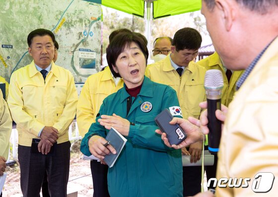 본문 이미지 - 13일 충남 부여 백제보를 찾은 한화진 환경부 장관. (환경부 공동취재단) /뉴스1