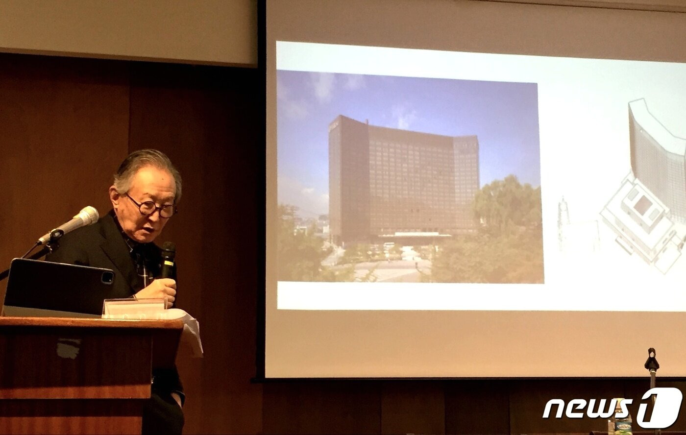 본문 이미지 - 전후 한국 1세대 건축가 김종성(88) 서울건축 종합건축사사무소 명예대표가 12일 서울 중구 정동 프란치스코 교육회관에서 열린 '힐튼호텔 철거와 보존 사이' 행사에 직접 참석, 남산 힐튼호텔 새 소유주의 개발 이익을 해치지 않으면서 문화적 가치를 보존할 방법을 제안했다. (사진=컬처램프 함혜리 대표 제공)
