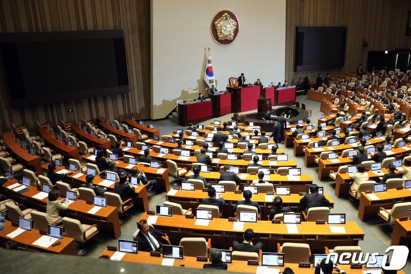 본문 이미지 - 13일 오후 서울 여의도 국회 본회의장에서 열린 제405회국회(임시회) 제4차 본회의에서 양곡관리법 개정안이 부결되고 있다. 국회는 이날 본회의에서 출석 의원 290명 중 찬성 177표, 반대 112표, 무효 1표로 양곡관리법 개정안을 최종 부결시켰다. 2023.4.13/뉴스1 ⓒ News1 황기선 기자