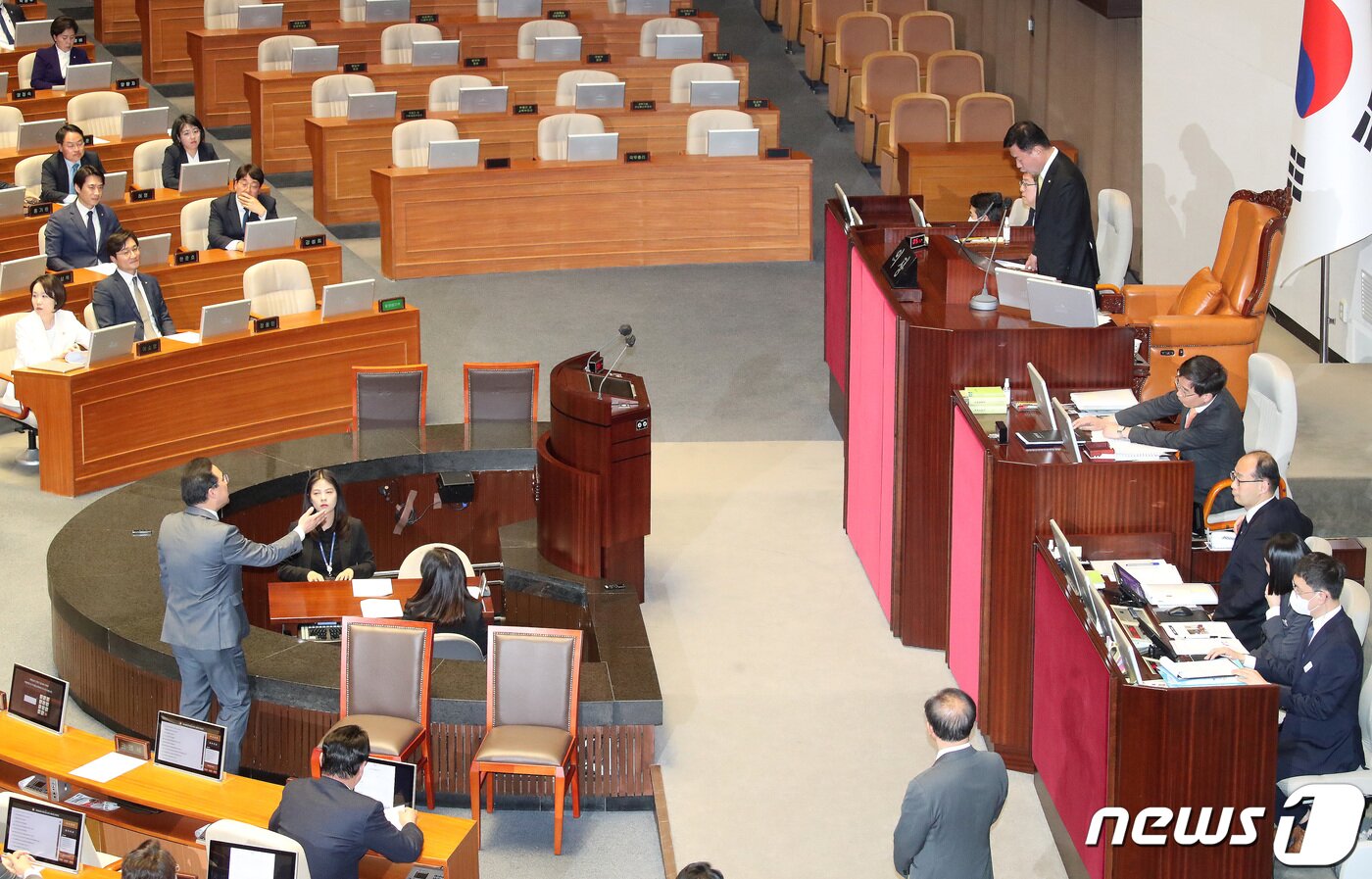 본문 이미지 - 박홍근 더불어민주당원내대표가 13일 오후 서울 여의도 국회 제405회국회(임시회) 제4차 본회의서 간호사 업무 규정을 별도 법률로 분리해 간호사의 면허·자격·업무 범위·처우 개선 등을 담은 간호법 제정안이 본회의 상정이 불발되자 김진표 국회의장에게 항의하고 있다. 2023.4.13/뉴스1 ⓒ News1 임세영 기자