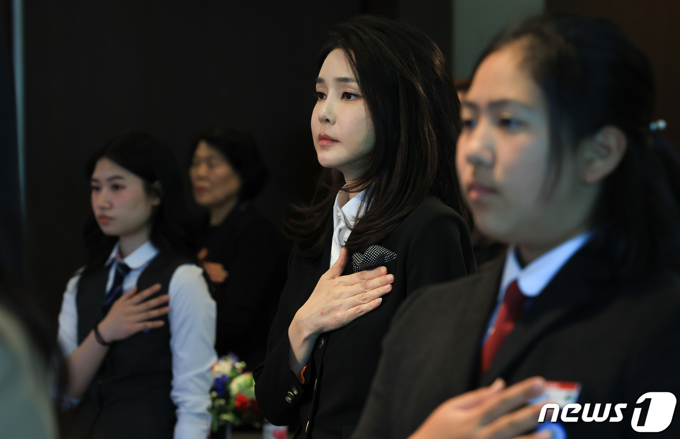 (서울=뉴스1) 안은나 기자 = 김건희 여사가 13일 서울 용산구 국방컨벤션센터에서 열린 히어로즈 패밀리 프로그램 출범식에 참석해 국기에 대한 경례를 하고 있다. (대통령실 제공) …