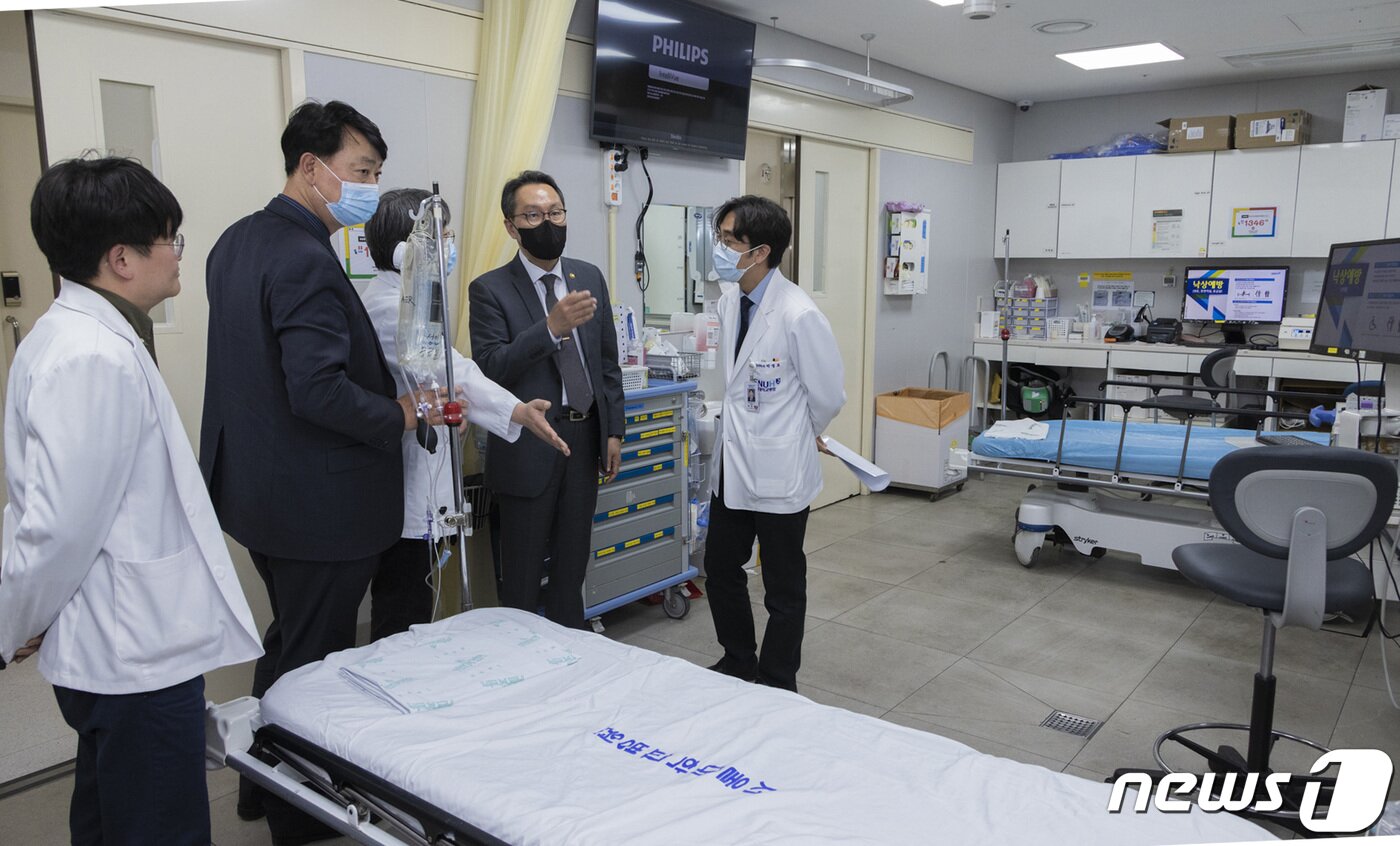 본문 이미지 - 박민수 보건복지부 제2차관이 13일 서울 종로구 서울대병원 응급의료 현장을 찾아 의료진과 대화하고 있다. (보건복지부 제공) 2023.4.13/뉴스1