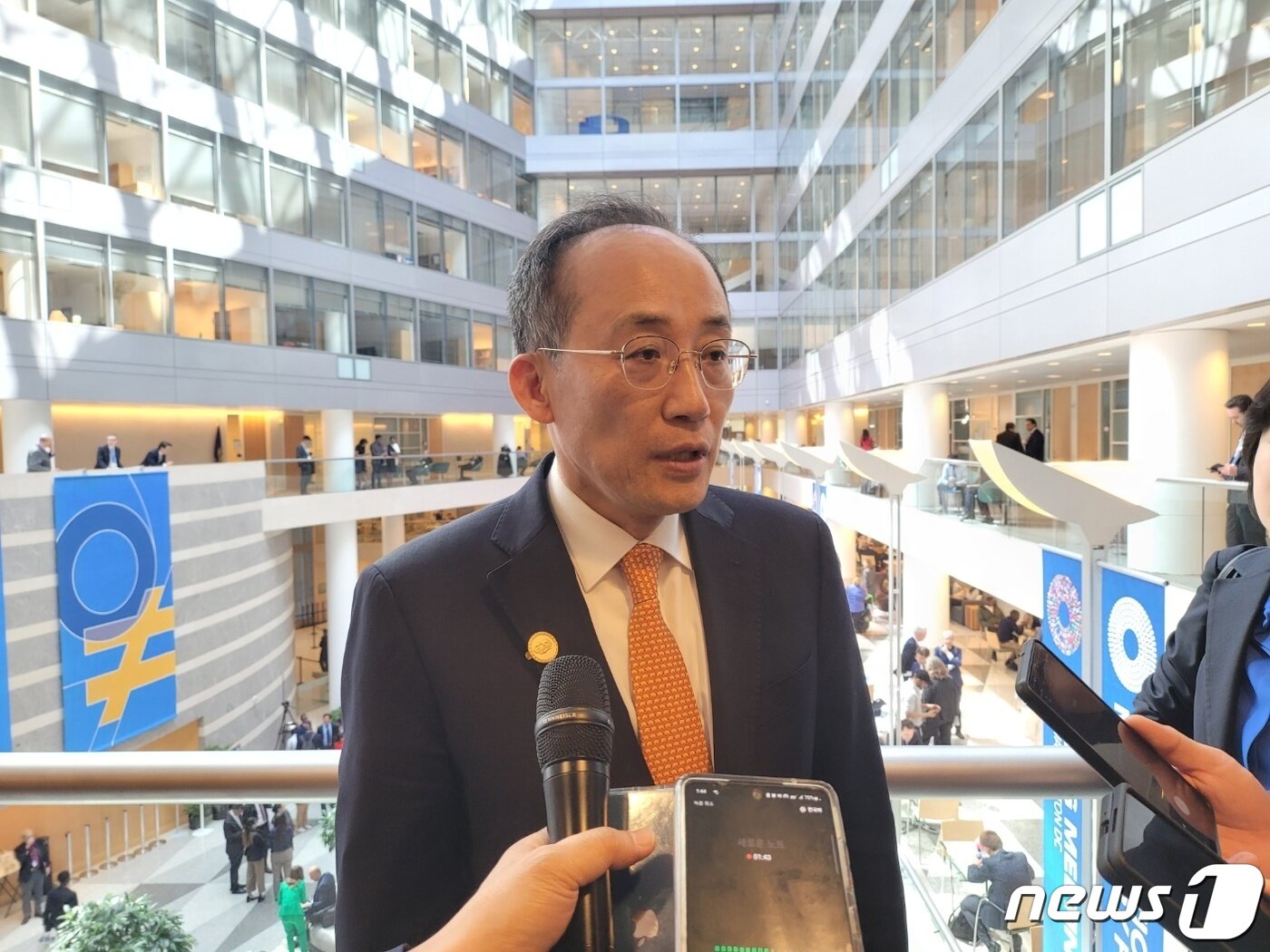 본문 이미지 - 추경호 경제부총리 겸 기획재정부 장관이 13일(현지시간) 미 워싱턴DC에 위치한 국제통화기금(IMF) 본부에서 열린 IMF-세계은행(WB) 춘계 총회에 참석한 뒤 기자들과 만나 질의응답을 하고 있다. 2023.4.14/뉴스1DB