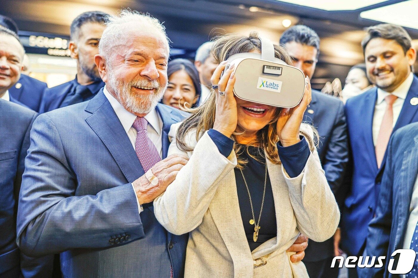 본문 이미지 - 룰라 브라질 대통령의 부인 호잔젤라 다시우바 여사가 13일 화웨이 R&D센터 방문, VR&#40;가상현실&#41; 헤드셋을 쓰고 있다. ⓒ AFP=뉴스1 ⓒ News1 우동명 기자
