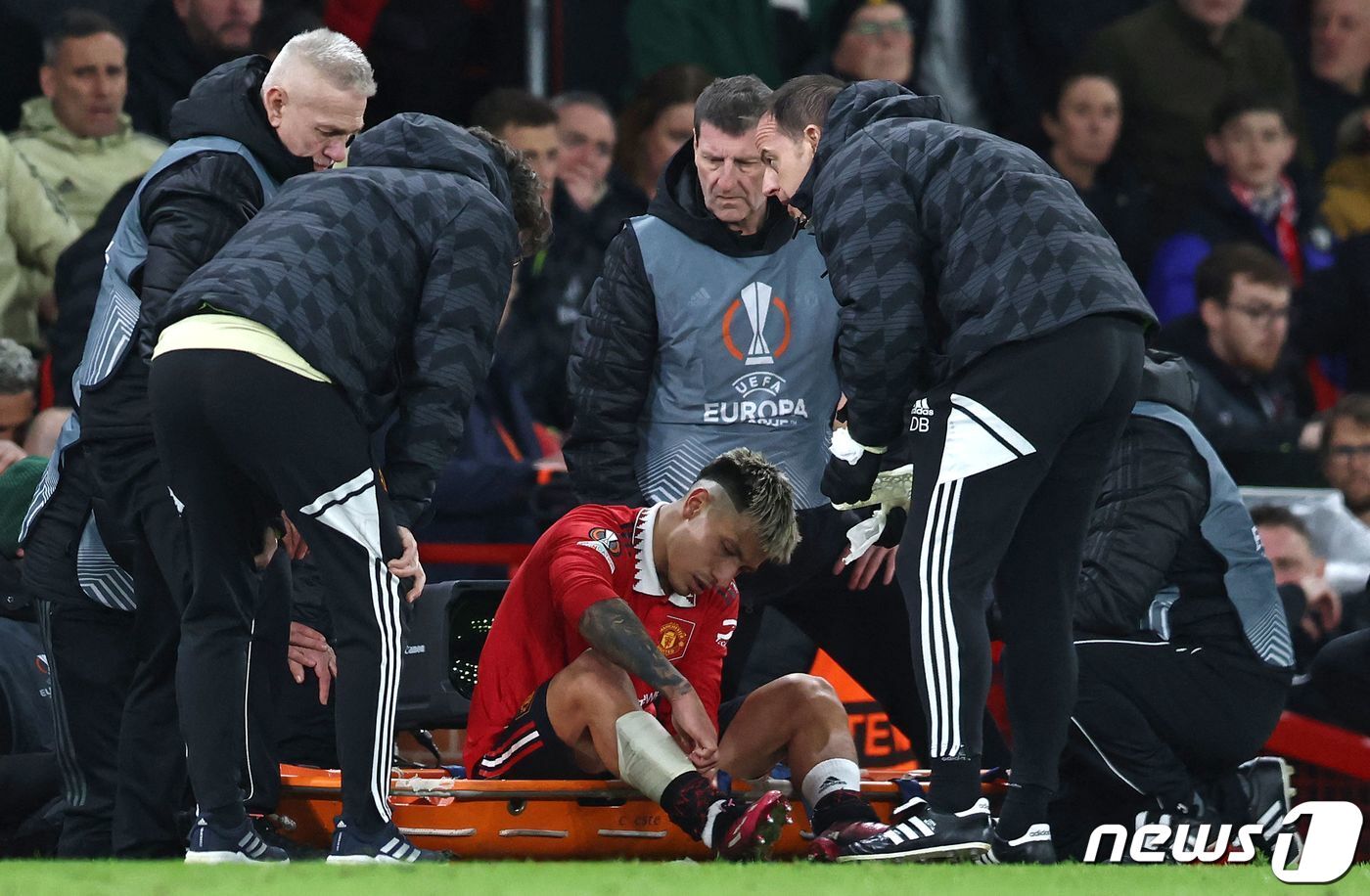 본문 이미지 - 유럽축구연맹(UEFA) 유로파리그 8강 1차전서 부상을 당한 리산드로 마르티네스. ⓒ AFP=뉴스1