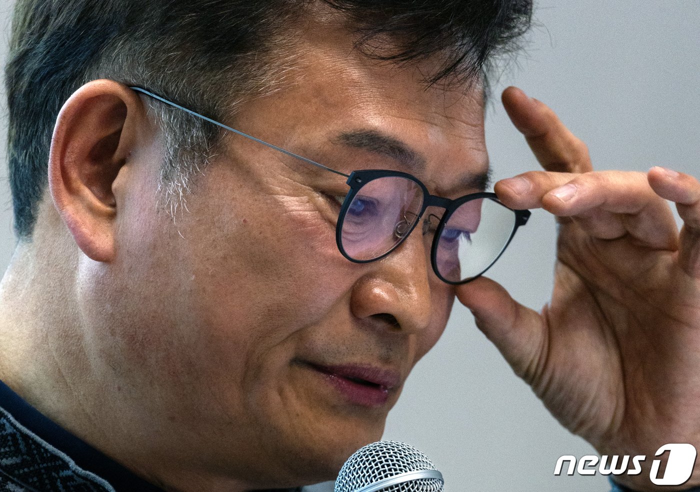 본문 이미지 - 13일 오후(현지시간) 프랑스의 정치학 중심 명문 그랑제콜인 파리정치대학(Sciences-po・시앙스포)에서 열린 송영길 전 더불어민주당 대표의 ‘한국 전쟁과 우크라이나 전쟁의 유사성’ 특강에서 송 전 대표가 참석한 학생들의 질문을 듣고 있다. 2023.4.14/뉴스1 ⓒ News1 이준성 기자